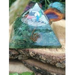 pyramide orgonite aventurine verte décor nature apaisement émotionnel