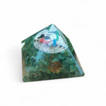 pyramide-orgonite-verte-sur fond blanc-harmonie-interieure