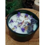 bougie ésotérique lavande avec améthyste brute décor naturel en bois ambiance rituel calme intérieur