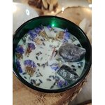 vue de dessus bougie cire de soja lavande fleurs séchées améthyste brute décor bois apaisement