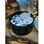 bougie mèche en bois parfum rose du maroc décor lumineux sur bois quartz rose brut amour de soi
