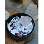 bougie bien-être parfum rose du maroc vue dessus quartz rose brut équilibre émotionnel et douceur