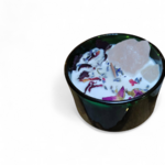 bougie-verre-vert-fonce-parfum-rose-du-maroc-sur fond blanc-quartz-rose-brut-energie-douce