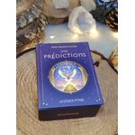 oracle prédictions en français – coffret bleu sur bois – décor naturel avec pomme de pin en arrière-plan