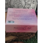 Dos du coffret Le Petit Oracle des Sœurcières (L’Atelier des Sœurcières) : boîte rose/violet avec texte de présentation et code-barres, posée sur rondin de bois, décor mandala ésotérique