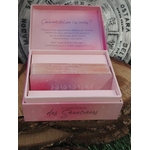 Boîte ouverte du Petit Oracle des Sœurcières (L’Atelier des Sœurcières) : cartes rose/violet rangées dans le coffret, décor ésotérique avec fond mandala gris et ambiance witchy
