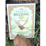 Oracle Belline revisité – boîte de cartes oracle en extérieur, herbe et feuille au premier plan, ambiance nature