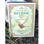 Oracle Belline revisité – boîte de cartes oracle posée sur l’herbe, décor naturel avec géode cristal de roche blanc
