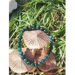 Bracelet Agate Mousse 6 mm bleu-vert posé sur des champignons dans l’herbe, calme émotionnel et lien au vivant