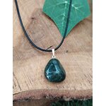 Pendentif agate mousse vert foncé sur cordon noir, posé sur tranche de bois avec feuille verte, sérénité affective et stabilité du cœur