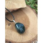Pendentif agate mousse sur cordon noir, décor bois brut avec touche de vert en fond, connexion au vivant et harmonie intérieure