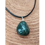Gros plan sur pendentif agate mousse vert mousse sur cordon noir, posé sur rondin de bois, clarté du ressenti et sérénité douce