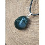 Pendentif agate mousse vert foncé sur cordon noir, posé sur bois brut, ancrage doux et calme du cœur