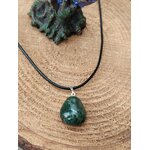 Pendentif agate mousse vert-bleuté sur cordon noir, photographié sur tranche de bois, équilibre émotionnel et présence apaisée