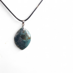 pendentif-en-agate-mousse-goutte-sur-cordon-noir-sur-fond-clair-aide-a-l-apaisement-et-a-la-connexion-a-la-nature