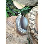 Pendentif agate du Botswana sur tranche de bois, énergie douce, paix mentale et recentrage tranquille