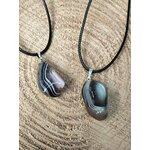 Pendentif agate du Botswana à bandes grises et brunes sur bois, réconfort intérieur et énergie plus douce au quotidien