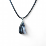 Pendentif agate du Botswana à bandes grises et noires sur fond blanc, bijou naturel pour équilibre du ressenti et calme du cœur