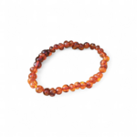 Bracelet ambre cognac sur fond blanc, perles naturelles chaleureuses pour bonne humeur, confiance et rayonnement apaisant