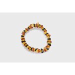 Bracelet enfant en ambre naturel sur fond blanc, perles baroques miel, cognac et foncées, lumière douce, calme et énergie chaleureuse