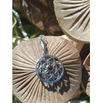 Pendentif Fleur de Vie en argent 925 avec perle d’ambre cognac posé sur décor champignons et bois en ambiance forêt, harmonie intérieure et chaleur lumineuse