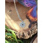 Pendentif Fleur de Vie argent 925 avec perle d’ambre sur rondin de bois et déco colorée, bijou sacré au style protecteur et chaleureux