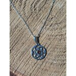Pendentif Fleur de Vie argent 925 avec perle d’ambre posé sur bois brut, énergie solaire douce et présence apaisée