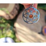 Pendentif Fleur de Vie argent 925 avec perle d’ambre cognac dans un décor nature, symbole d’équilibre et de protection douce