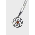 Pendentif Fleur de Vie en argent 925 avec perle d’ambre cognac sur fond blanc, bijou symbolique au style clair et raffiné