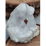 Bracelet ambre baltique cognac sur chaîne en argent 925 rhodié, cabochon miel sur géode de quartz blanc et support bois, énergie solaire et équilibre apaisé.