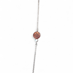 Bracelet ambre baltique cognac sur fond blanc, chaîne fine en argent 925 rhodié et cabochon miel, calme émotionnel, douceur et lumière chaleureuse.