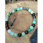 Bracelet chrysoprase sur planche en bois au décor minimaliste, perles vertes et marron pour nouvel élan et énergie plus douce