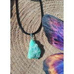 Pendentif chrysoprase pierre brute verte sur bois avec papillon violet, pierre naturelle reliée au lâcher-prise, à la respiration émotionnelle et à la tranquillité du cœur.