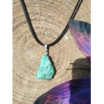 Pendentif chrysoprase pierre fine verte brute sur cordon noir, décor bois et papillon violet, bijou naturel évoquant l’assurance, l’ouverture affective et la légèreté intérieure.