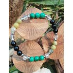 Bracelet Fibromyalgie serpentine et malachite sur rondin en lumière naturelle, soutien émotionnel et équilibre plus stable