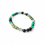 Bracelet Fibromyalgie sur fond blanc, malachite verte, tourmaline noire et cristal de roche pour calmer la tension intérieure et retrouver du calme