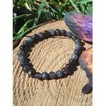 Bracelet iolite aux reflets bleu-violet sur bois avec feuillage et papillon, perles bleu nuit et indigo pour cap intérieur, intuition fiable et assurance sereine