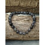 Bracelet iolite en pierre naturelle sur support en bois à l’ambiance rustique, perles bleu gris et indigo pour recentrage doux, relâchement et paix du mental