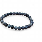 Bracelet iolite sur fond blanc, perles bleu violet, gris bleuté et reflets indigo, prise de recul, équilibre émotionnel et calme intérieur