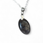 Pendentif iolite ou cordiérite sur fond blanc, photo produit sobre, pierre naturelle reliée au calme mental, au recentrage et à la lucidité intérieure.