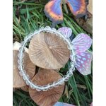 Bracelet cristal de roche 6 mm autour de champignons en bois avec feuillage vert et papillon violet, intuition fine et ouverture subtile