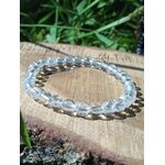 Bracelet cristal de roche 6 mm sur bois clair, transparence des perles mise en valeur dans une ambiance nature pour équilibre vibratoire