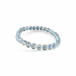 Bracelet cristal de roche sur fond blanc, perles 6 mm translucides en pierre naturelle pour harmonie énergétique et recentrage