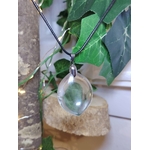 pendentif cristal de roche goutte en gros plan, transparence mise en valeur, décor lierre et sélénite — intuition