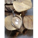 collier pendentif cristal de roche forme goutte sur bois brut avec rondins gravés, lumière douce, cordon noir visible — protection énergétique