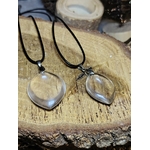 deux pendentifs pierre naturelle cristal de roche goutte sur cordons noirs, ambiance nature — équilibre émotionnel
