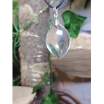 pendentif pierre naturelle cristal de roche goutte sur cordon noir, fond déco végétal et pierre sélénite — concentration