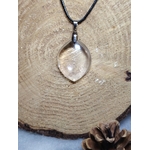 pendentif quartz clair goutte centré sur support bois, pierre translucide lumineuse, cordon noir visible — amplification des énergies