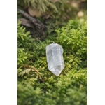 Porte-clés / bijou de sac en cristal de roche taillé en pointe facettée, posé sur mousse verte en décor forêt, ambiance nature féerique – Magic Gaïa