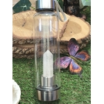 bouteille deau en verre énergisant cristal de roche, gourde transparente avec bouchon inox et dragonne, pointe de cristal de roche intégrée, décor nature bois et papillon